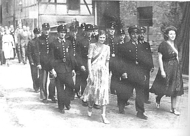 Teilnahme der FFW Schwebda am Festzug des Sängerfestes im Jahre 1950.jpg