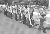 Ehefrauen von Festausschussmitgliedern präsentieren sich in historischen Feuerwehruniformen (1981).jpg