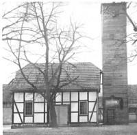Feuerwehrgerätehaus_und_neu_errichteter_Schlauchturm_(1959).jpg