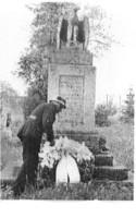 Ortsbrandmeister Andreas Wennemuth bei der Kranzniederlegung am Ehrenmal der Gefallenen des 1. Weltkrieges (1951).jpg