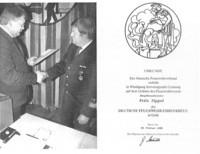 Verleihung des Deutschen Feuerwehr-Ehrenkreuzes in Gold an Hauptbrandmeister Fritz Sippel durch KBI Willi Sußebach (06.03.1998).