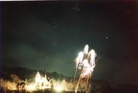 Schloß Wolfsbrunnen mit Feuerwerk.jpg